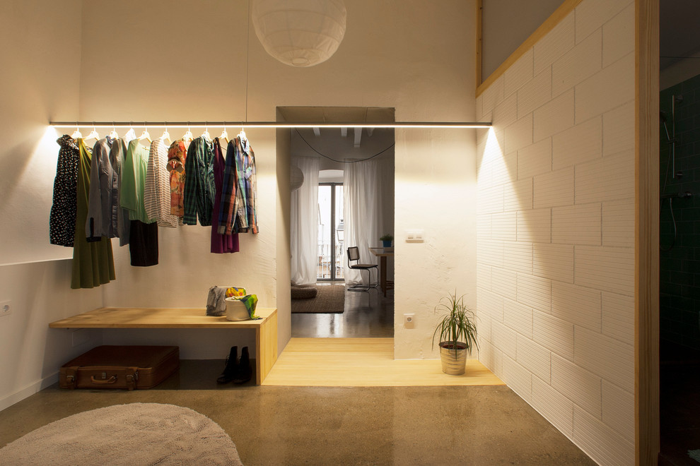 バルセロナにあるお手頃価格の広い北欧スタイルのおしゃれなフィッティングルーム (オープンシェルフ) の写真