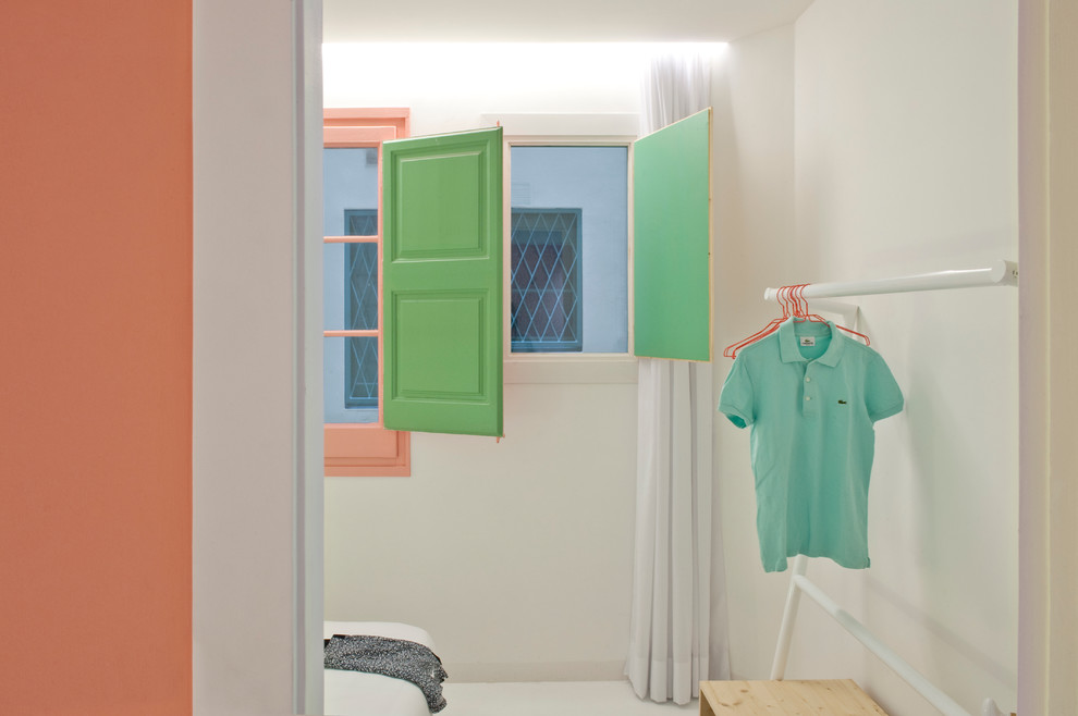 Bild på ett litet skandinaviskt walk-in-closet för könsneutrala, med öppna hyllor och vita skåp