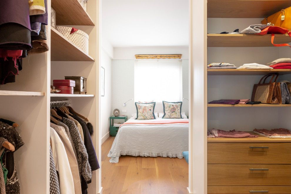 Foto di uno spazio per vestirsi unisex minimalista di medie dimensioni con nessun'anta, ante in legno chiaro e parquet chiaro