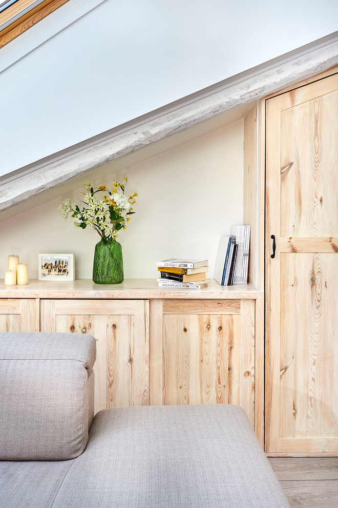 Ispirazione per una cabina armadio unisex di medie dimensioni con ante lisce, ante in legno scuro, pavimento in legno massello medio e pavimento marrone