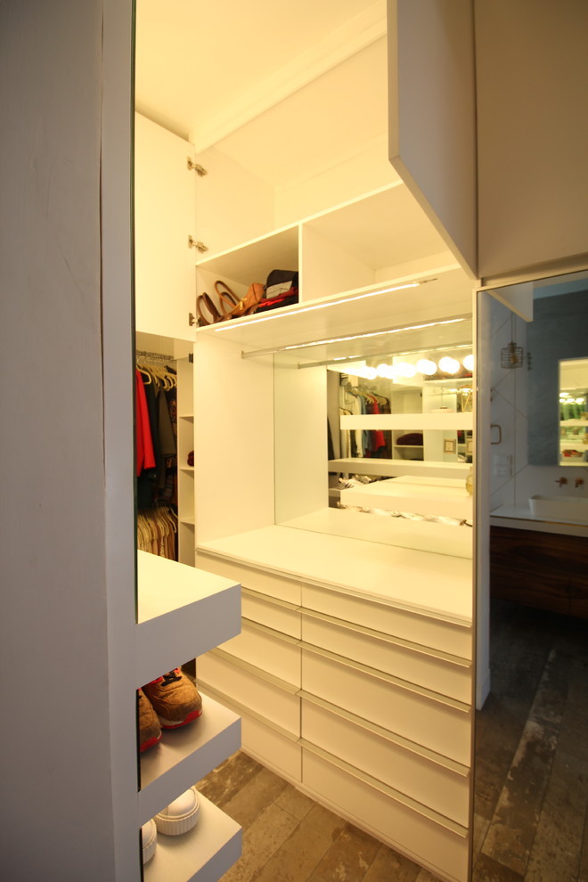 Ispirazione per una grande cabina armadio per donna moderna con ante lisce, ante bianche, pavimento in gres porcellanato e pavimento grigio