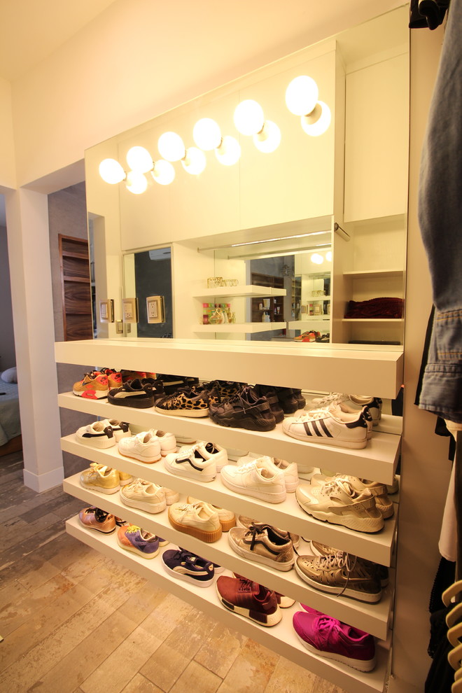 Vanity walk in closet - Modern - Closet - by Pilar Román Design 