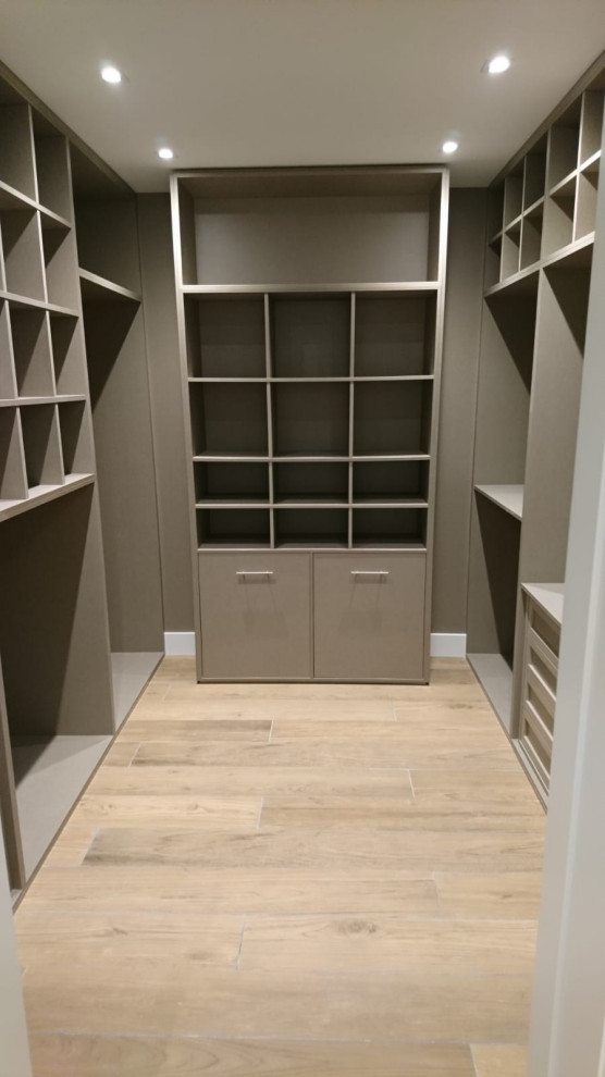Foto de vestidor minimalista de tamaño medio con puertas de armario de madera oscura y suelo de madera en tonos medios