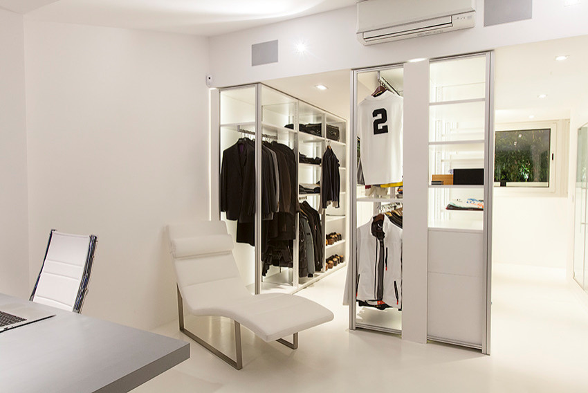 Idéer för att renovera ett mellanstort funkis omklädningsrum för män, med öppna hyllor, vita skåp, betonggolv och vitt golv