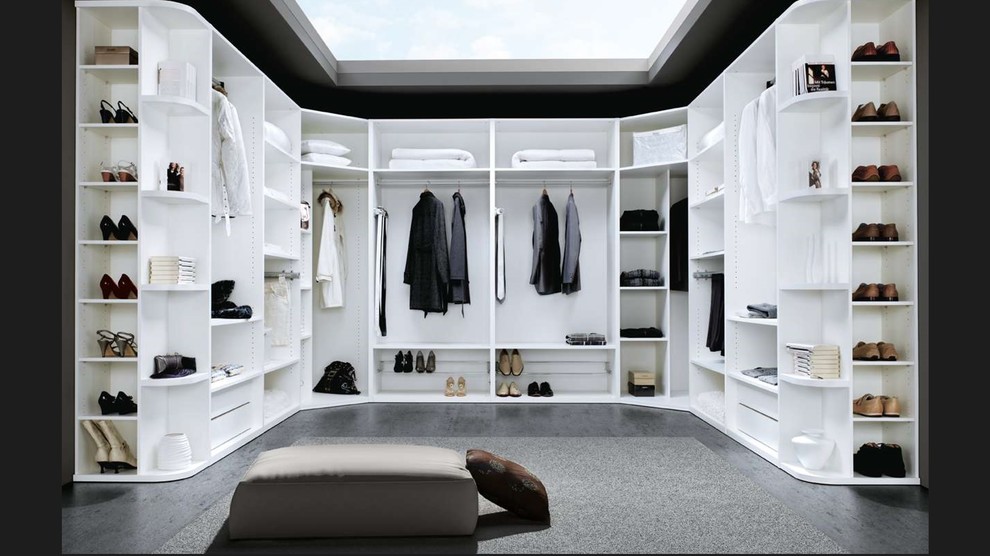 Пример оригинального дизайна: большая гардеробная комната унисекс в современном стиле с открытыми фасадами и белыми фасадами