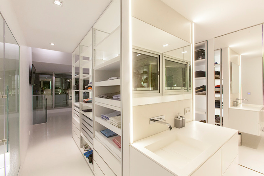 Inspiration för ett mellanstort funkis omklädningsrum för män, med öppna hyllor, vita skåp, betonggolv och vitt golv