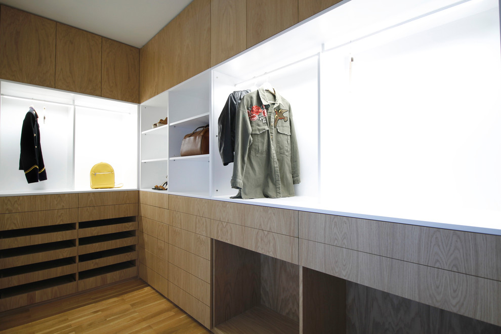 Foto de armario y vestidor contemporáneo de tamaño medio