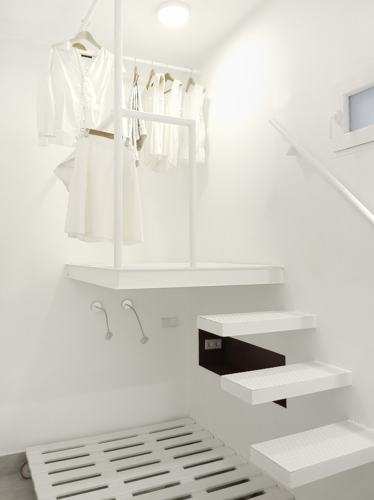 Bild på en liten medelhavsstil garderob, med ljust trägolv och vitt golv