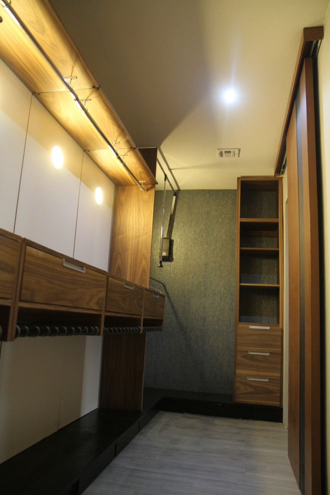 Modelo de armario vestidor unisex moderno pequeño con armarios abiertos, puertas de armario de madera oscura, suelo de baldosas de porcelana y suelo gris