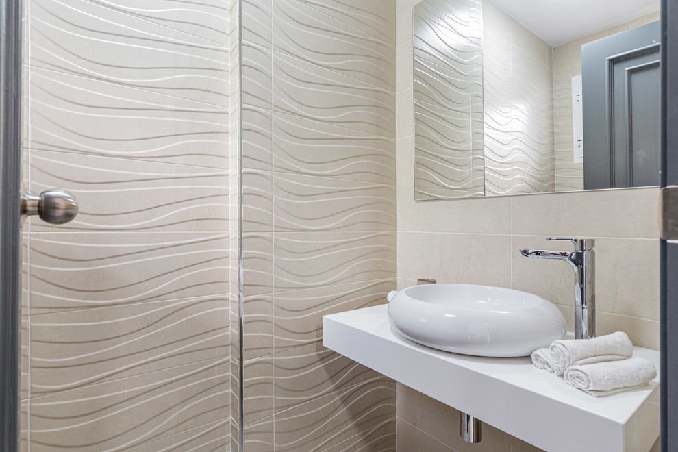 Kleine Moderne Gästetoilette mit weißen Schränken, beigen Fliesen, Keramikfliesen und Aufsatzwaschbecken in Malaga