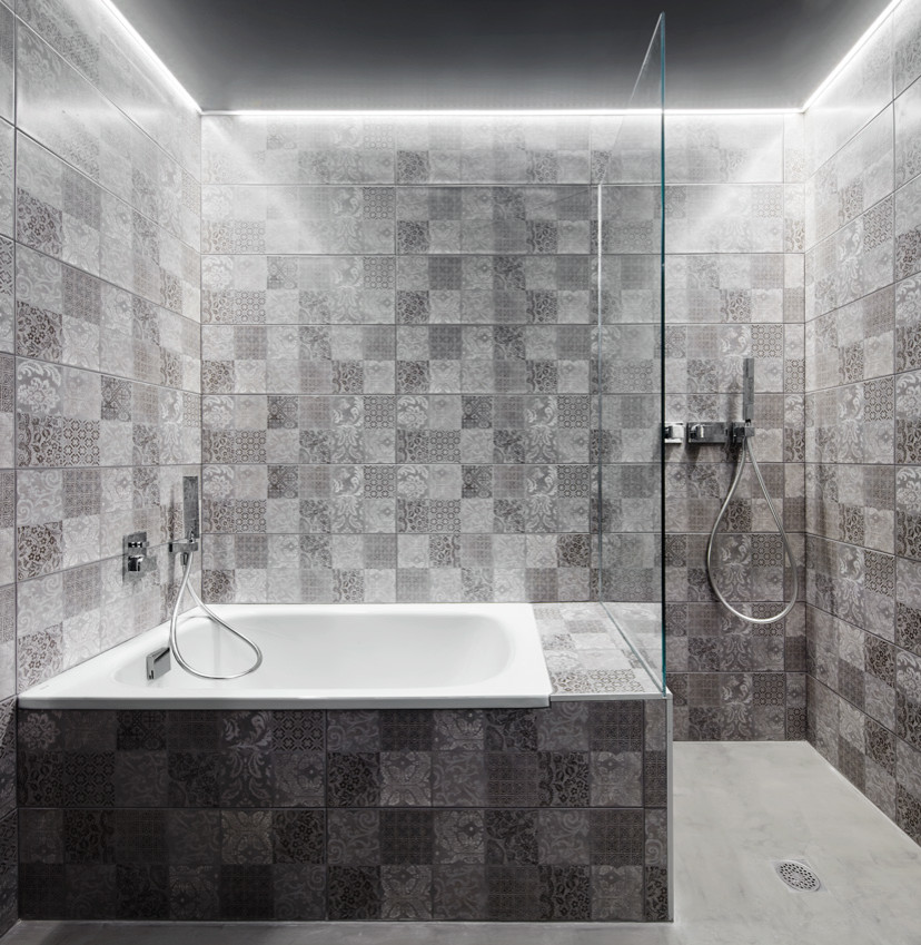 Ejemplo de aseo moderno grande con baldosas y/o azulejos grises, paredes grises y lavabo sobreencimera