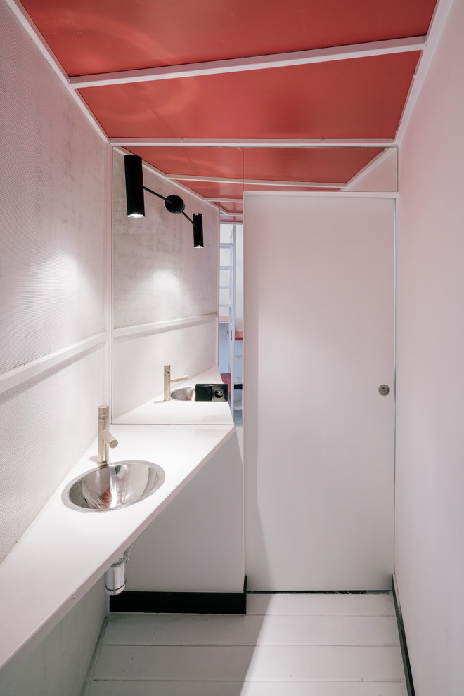 Idee per un piccolo bagno di servizio contemporaneo con top in legno, top bianco, pareti bianche, pavimento in legno verniciato, lavabo sospeso e pavimento bianco