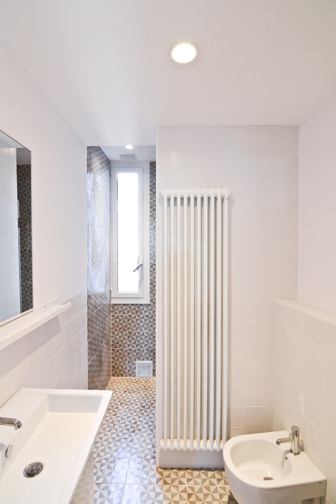 バルセロナにあるお手頃価格の小さなトランジショナルスタイルのおしゃれな浴室 (ビデ、横長型シンク) の写真