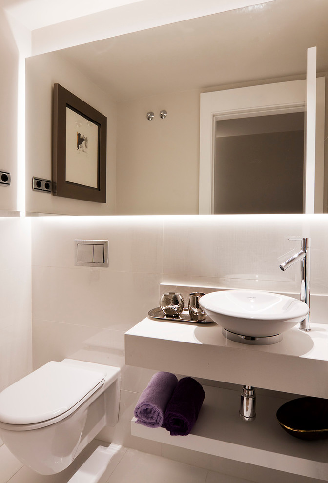 Kleine Klassische Gästetoilette mit offenen Schränken, Wandtoilette, weißer Wandfarbe und Aufsatzwaschbecken in Sevilla