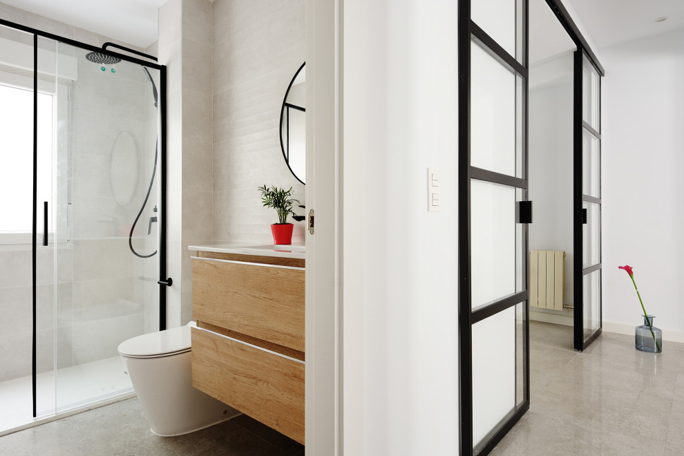 Idéer för små skandinaviska toaletter, med släta luckor, vita skåp, vit kakel, keramikplattor, klinkergolv i porslin och grått golv