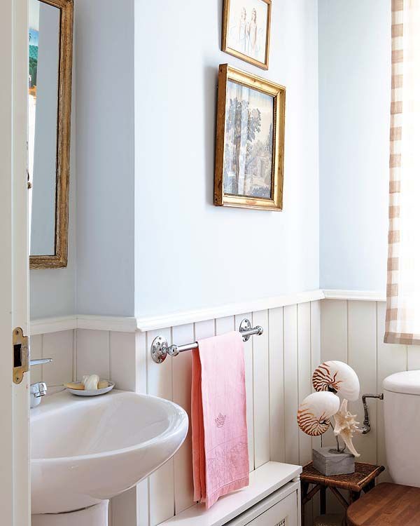マドリードにある低価格の小さなシャビーシック調のおしゃれなトイレ・洗面所 (壁掛け式トイレ、青い壁) の写真