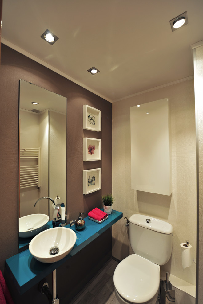 Immagine di un piccolo bagno di servizio classico con WC a due pezzi, lavabo a bacinella e pareti multicolore