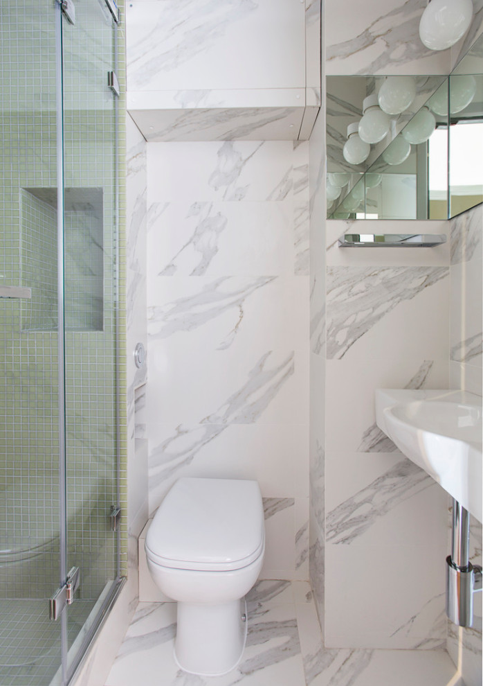 Réalisation d'un petit WC suspendu design avec un carrelage blanc, du carrelage en marbre, un mur blanc, un sol en carrelage de porcelaine, un lavabo suspendu et un sol blanc.