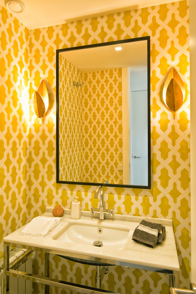Foto de aseo bohemio pequeño con paredes amarillas y lavabo bajoencimera