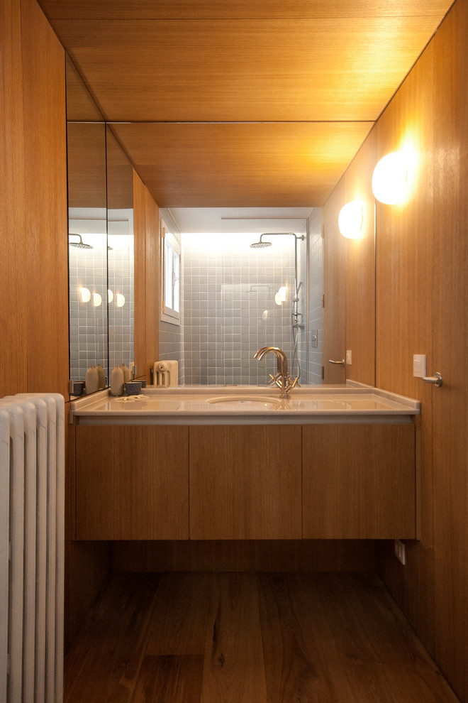 Источник вдохновения для домашнего уюта: туалет среднего размера в скандинавском стиле с плоскими фасадами, фасадами цвета дерева среднего тона и монолитной раковиной