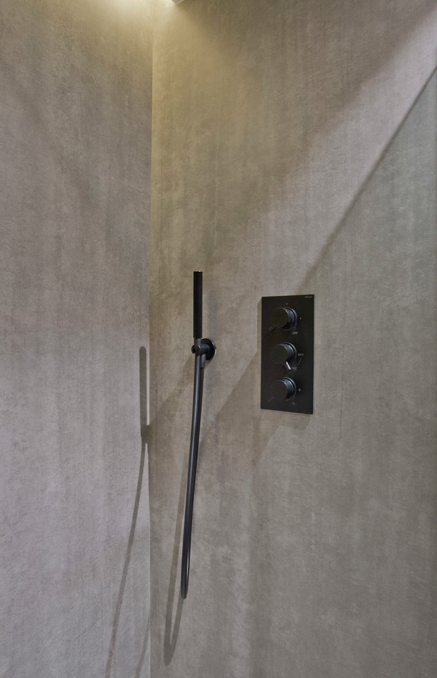 На фото: туалет среднего размера в современном стиле с плоскими фасадами, черными фасадами, инсталляцией, серой плиткой, керамической плиткой, серыми стенами, полом из керамической плитки, настольной раковиной, стеклянной столешницей, серым полом и серой столешницей