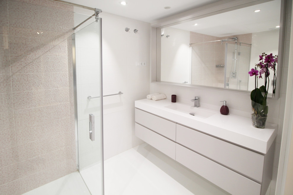 マラガにあるトランジショナルスタイルのおしゃれな浴室の写真