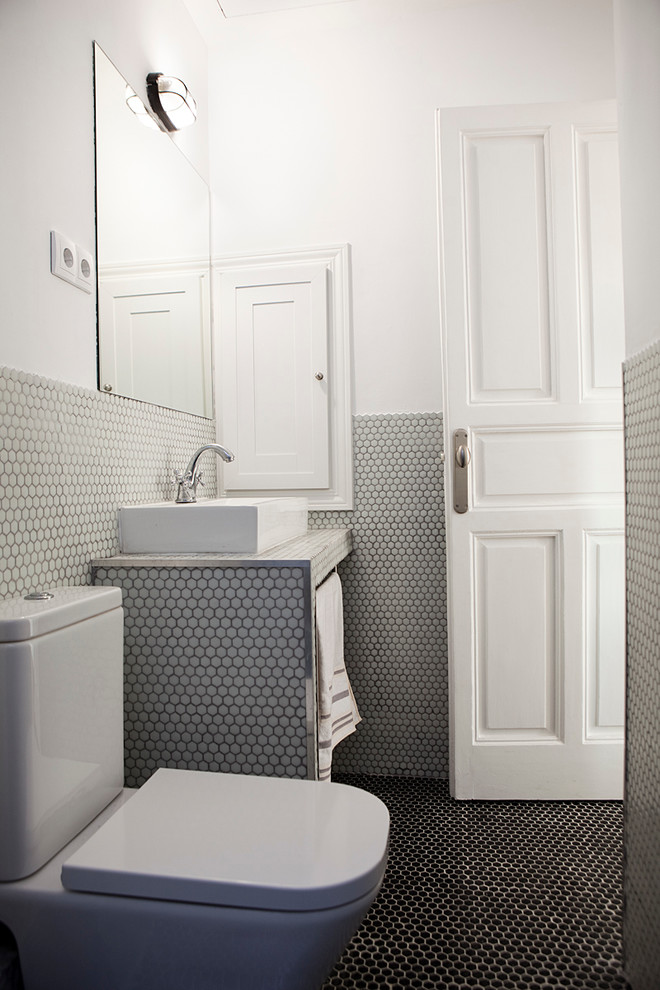 Inspiration pour un WC et toilettes traditionnel de taille moyenne avec un placard sans porte, WC séparés, un mur blanc et une vasque.