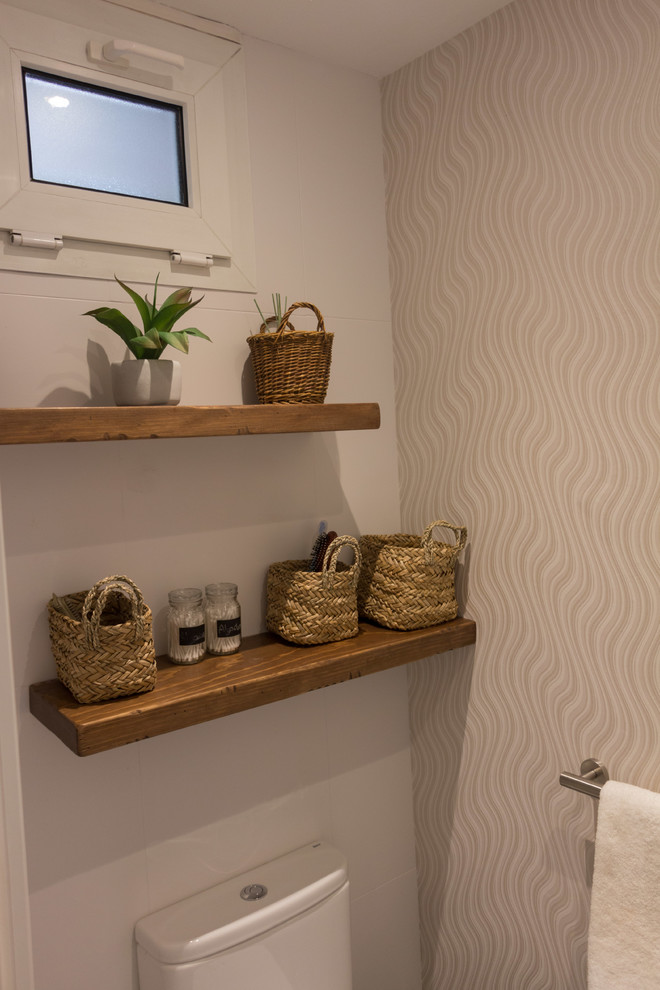 Réalisation d'un petit WC et toilettes minimaliste en bois brun avec un placard sans porte, WC séparés, un carrelage gris, un mur gris, un sol en vinyl, une vasque, un plan de toilette en bois et un sol gris.