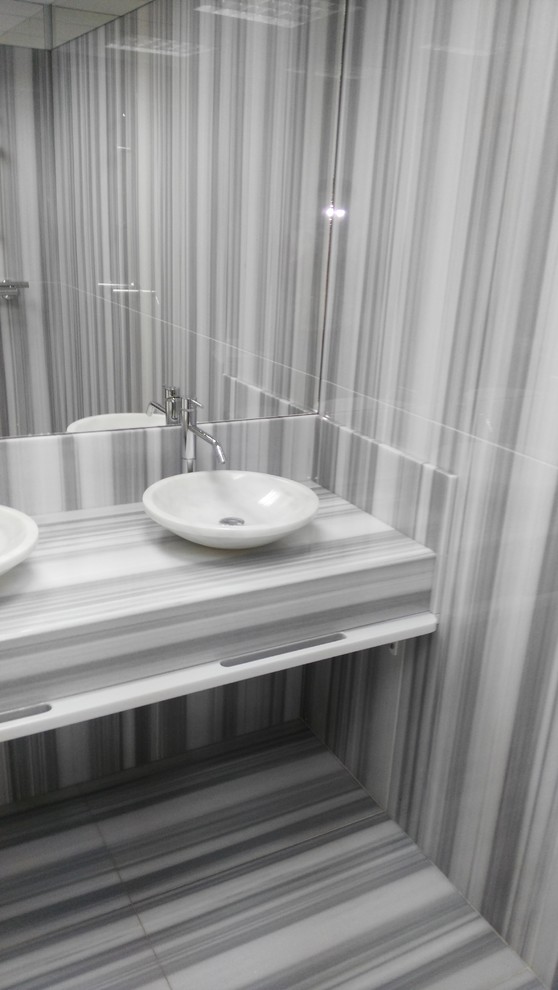 Inspiration pour un petit WC et toilettes minimaliste avec un mur multicolore et une vasque.