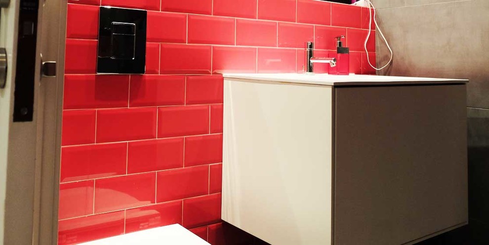 Diseño de aseo industrial pequeño con paredes rojas y lavabo integrado