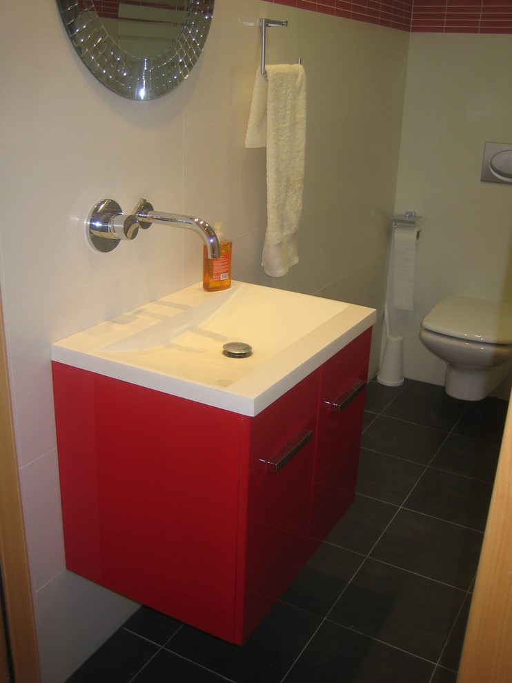 Kleine Klassische Gästetoilette mit Toilette mit Aufsatzspülkasten und integriertem Waschbecken in Sonstige