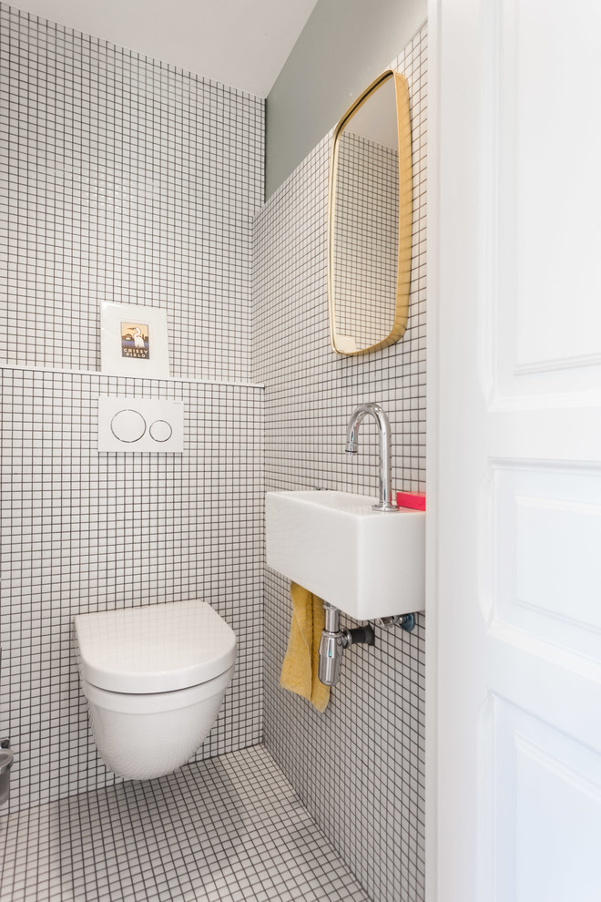 Esempio di un bagno di servizio contemporaneo con WC sospeso, piastrelle bianche, piastrelle a mosaico, pareti grigie, pavimento con piastrelle a mosaico, lavabo sospeso e pavimento bianco