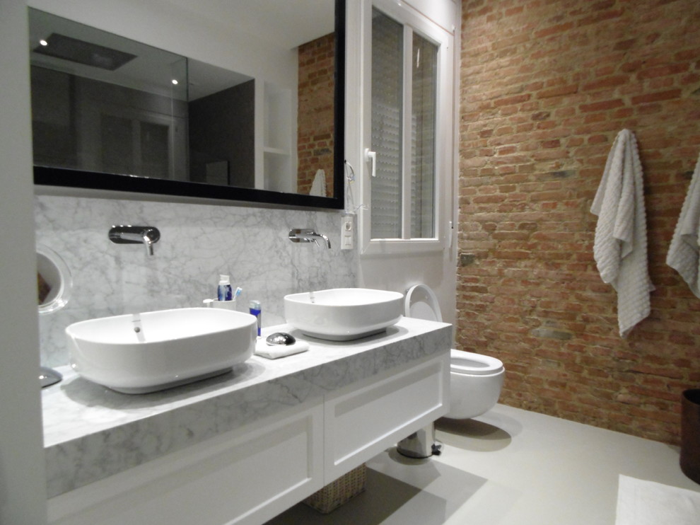 Mittelgroße Moderne Gästetoilette mit weißen Schränken, Wandtoilette, Aufsatzwaschbecken und Schrankfronten mit vertiefter Füllung in Madrid