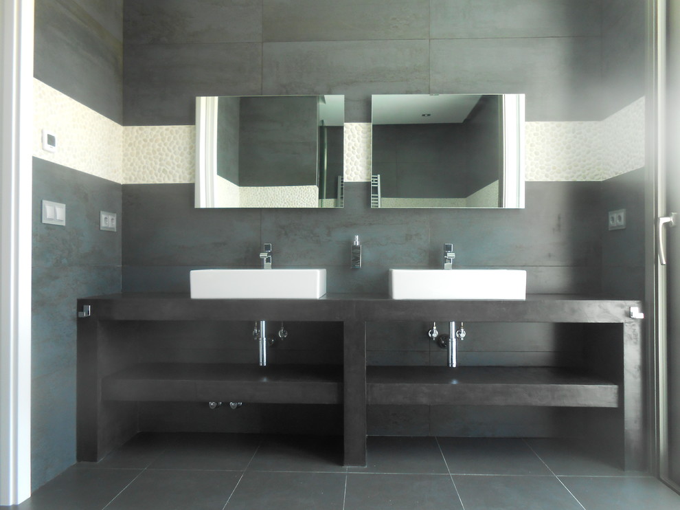 Modern inredning av ett mellanstort toalett, med öppna hyllor, grå väggar och ett fristående handfat