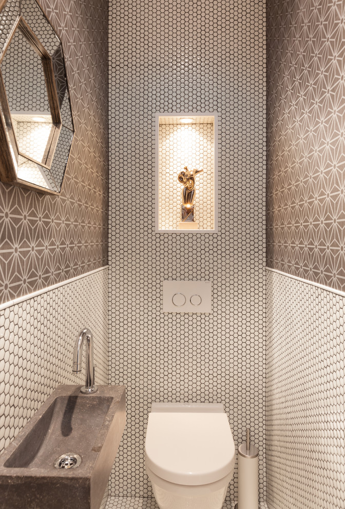 Esempio di un piccolo bagno di servizio design con WC sospeso, lavabo sospeso e piastrelle bianche