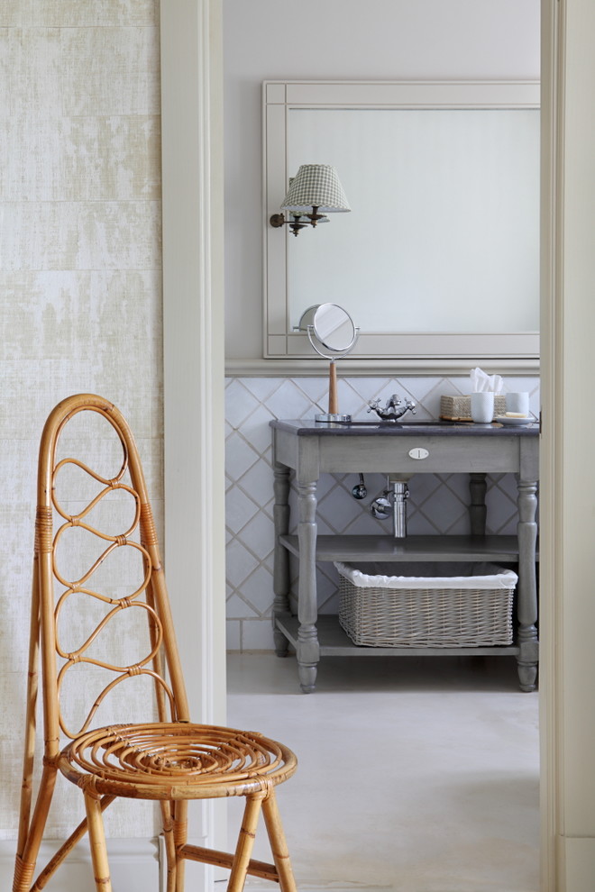 Esempio di un bagno di servizio tradizionale di medie dimensioni con consolle stile comò, ante grigie, piastrelle bianche, piastrelle in ceramica, pareti bianche, pavimento in cemento e pavimento beige