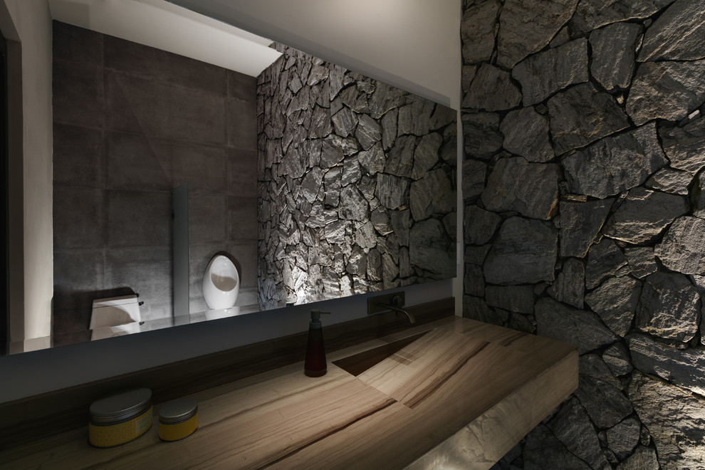 Exempel på ett litet modernt toalett, med skåp i mörkt trä, en toalettstol med hel cisternkåpa, beige väggar, marmorgolv, ett integrerad handfat, marmorbänkskiva och beiget golv