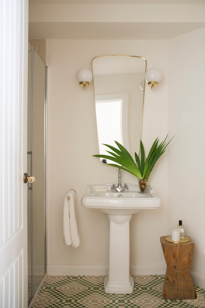 На фото: туалет среднего размера в средиземноморском стиле с белыми стенами, полом из цементной плитки, раковиной с пьедесталом и зеленым полом