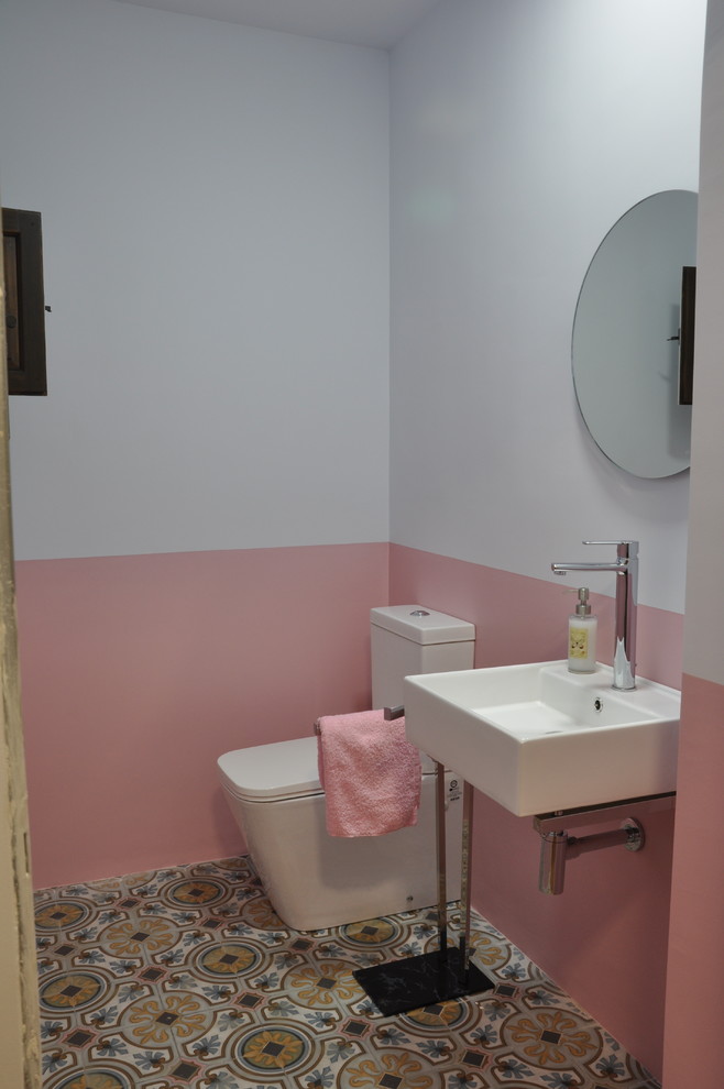 Exemple d'un petit WC et toilettes chic avec WC séparés, un mur multicolore, un sol en carrelage de céramique et un lavabo suspendu.