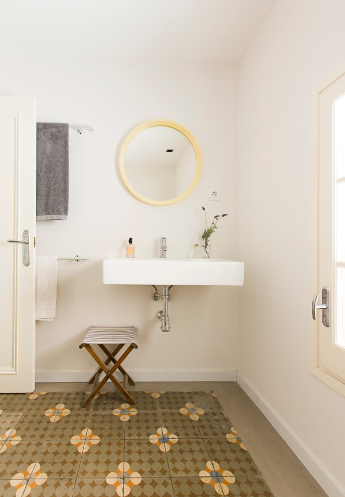 Ispirazione per un piccolo bagno di servizio scandinavo con lavabo sospeso, pareti bianche e pavimento con piastrelle in ceramica