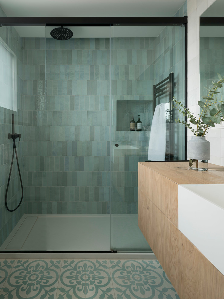 Idées déco pour une salle de bain scandinave en bois clair de taille moyenne avec un placard à porte plane, un carrelage bleu, un mur multicolore, un sol en carrelage de terre cuite, une grande vasque et un sol bleu.
