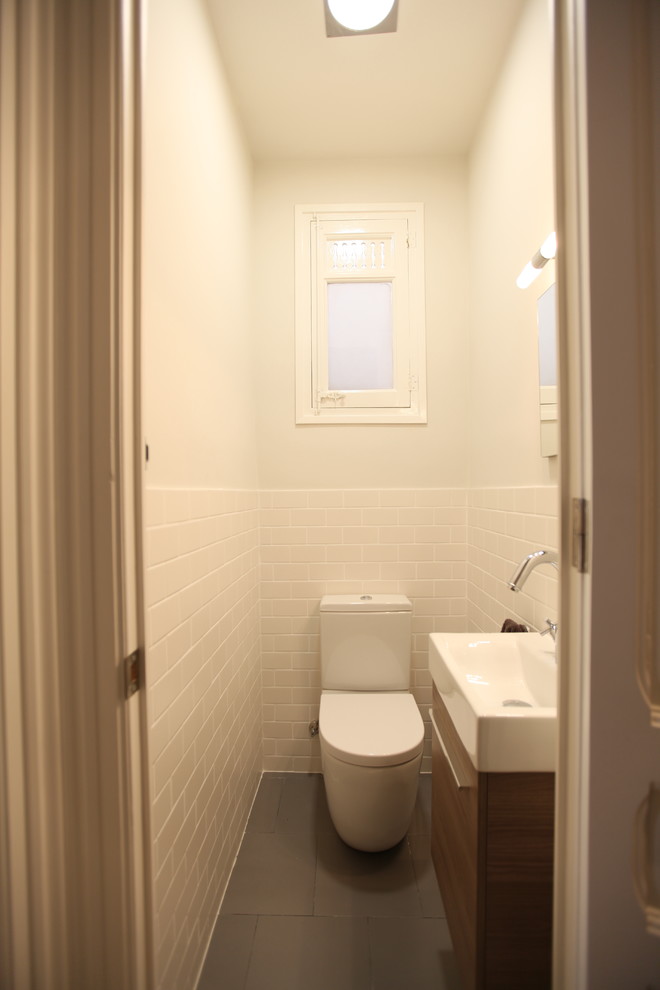 Immagine di un piccolo bagno di servizio chic con ante in legno bruno, WC a due pezzi, lavabo integrato e pareti bianche