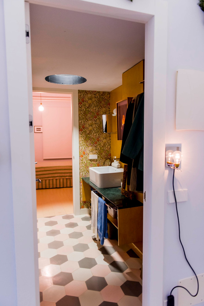 マドリードにあるお手頃価格の小さなエクレクティックスタイルのおしゃれなトイレ・洗面所 (黄色い壁、ベッセル式洗面器) の写真