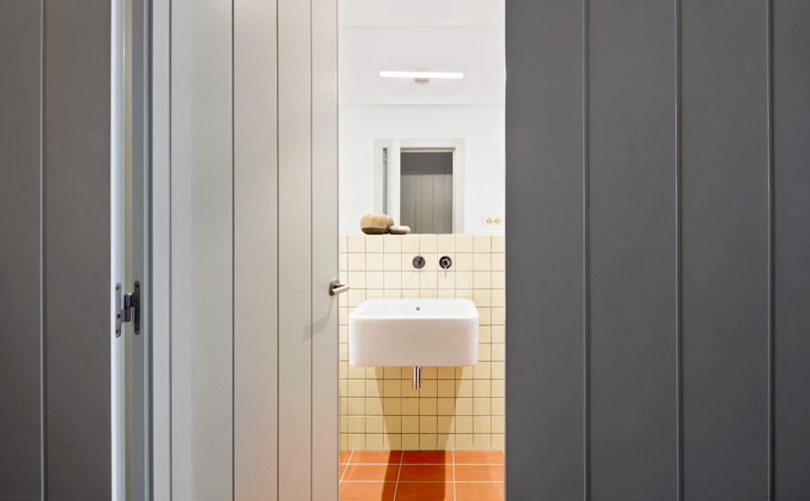 Idées déco pour un WC et toilettes contemporain de taille moyenne avec un mur blanc, un sol en carrelage de céramique et un lavabo suspendu.