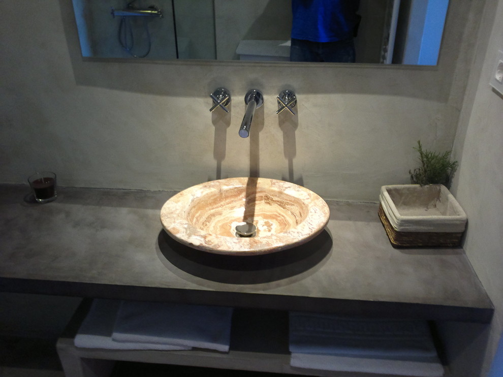 マドリードにあるお手頃価格の小さなトロピカルスタイルのおしゃれなトイレ・洗面所の写真