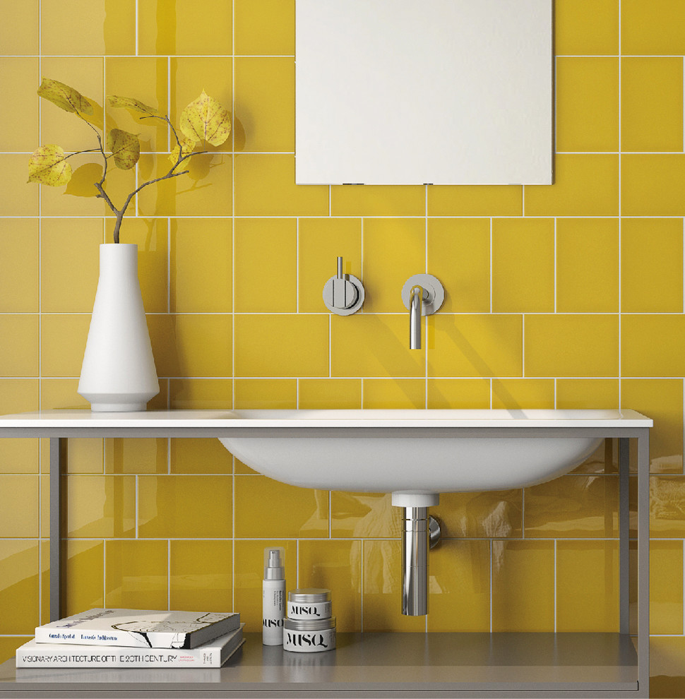 На фото: туалет в стиле модернизм с желтой плиткой, керамической плиткой и желтыми стенами