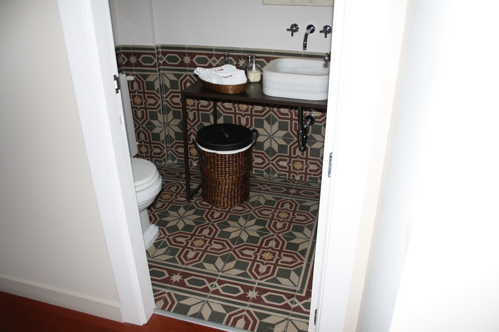 Cette image montre un petit WC et toilettes vintage.