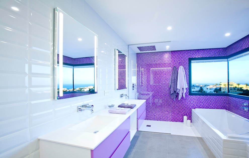 Источник вдохновения для домашнего уюта: ванная комната в современном стиле с фиолетовыми фасадами, серым полом, белой столешницей, плоскими фасадами, разноцветными стенами и монолитной раковиной