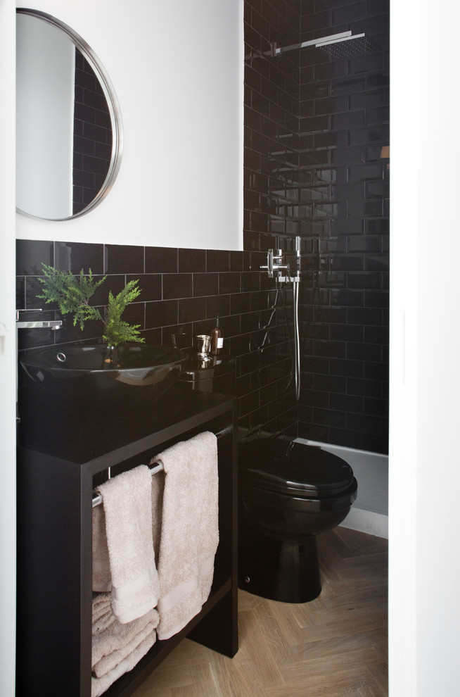 Small industrial cloakroom in Madrid with open cabinets, a two-piece toilet, black walls and a vessel sink.