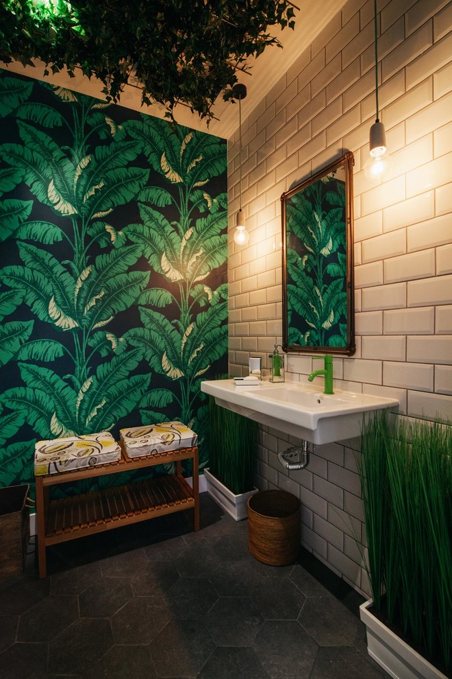 Inspiration för ett litet tropiskt toalett, med en vägghängd toalettstol, flerfärgade väggar och ett väggmonterat handfat